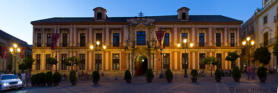 18 Palacio Arzobispal at night