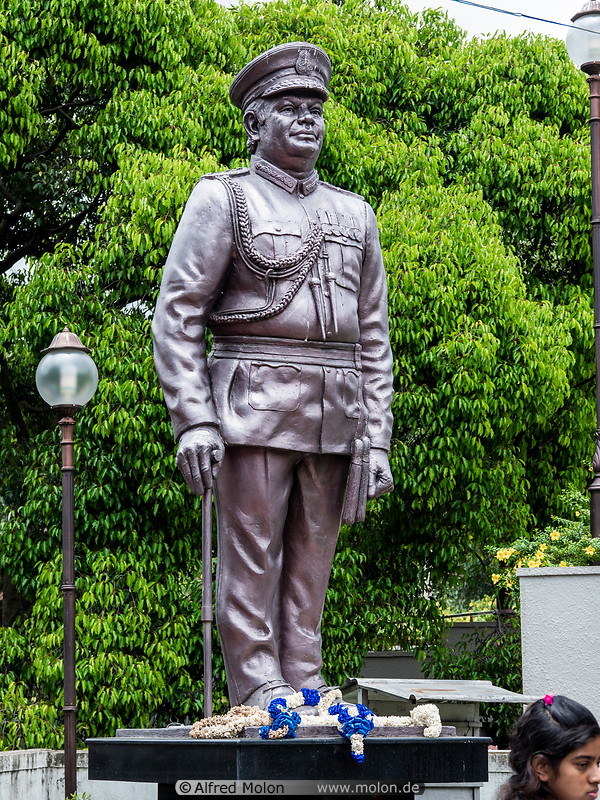 38 General Anuruddha Ratwatte statue