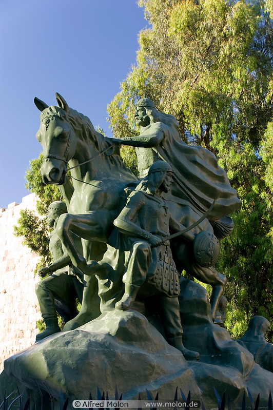 02 Bronze statue of Saladin