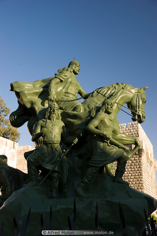 03 Bronze statue of Saladin
