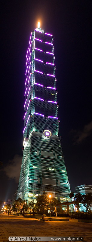 08 Night view of Taipei 101 tower