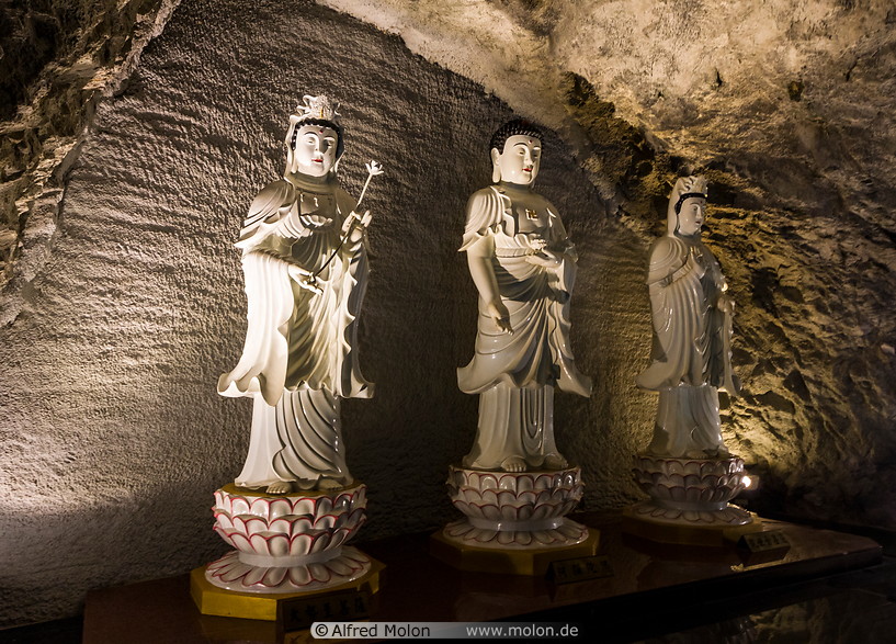 07 Gods statues in cave