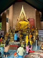 02 Buddha statue and worshippers