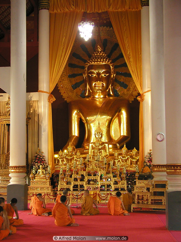 18 Buddhist temple interior