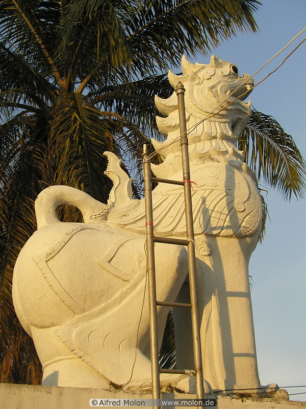 24 White dragon statue