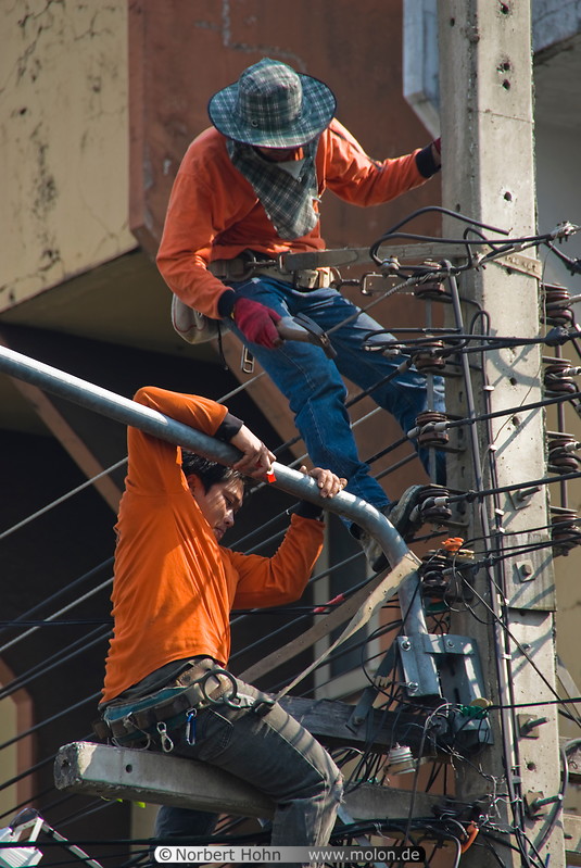 04 Electricians at work