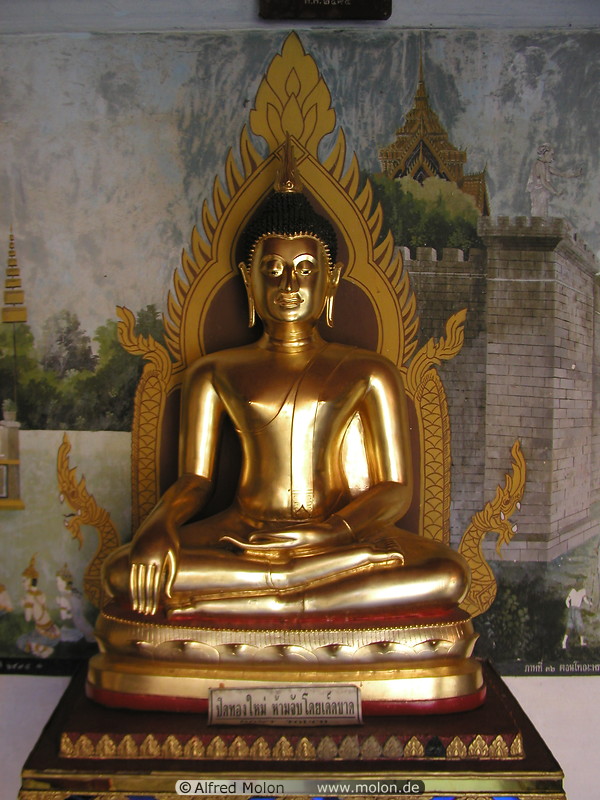 16 Golden Buddha statue