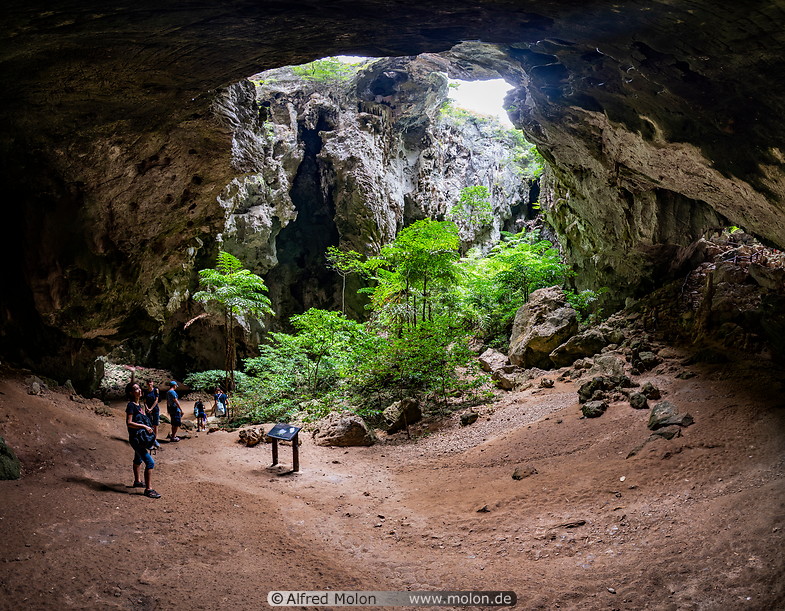 16 Tourists in Phraya Nakhon cave