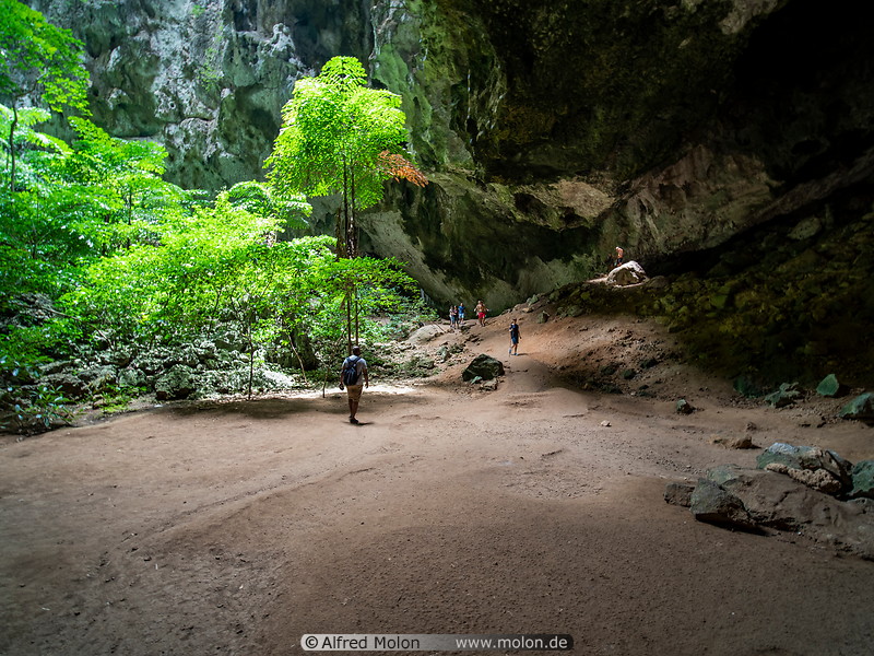 19 Phraya Nakhon cave
