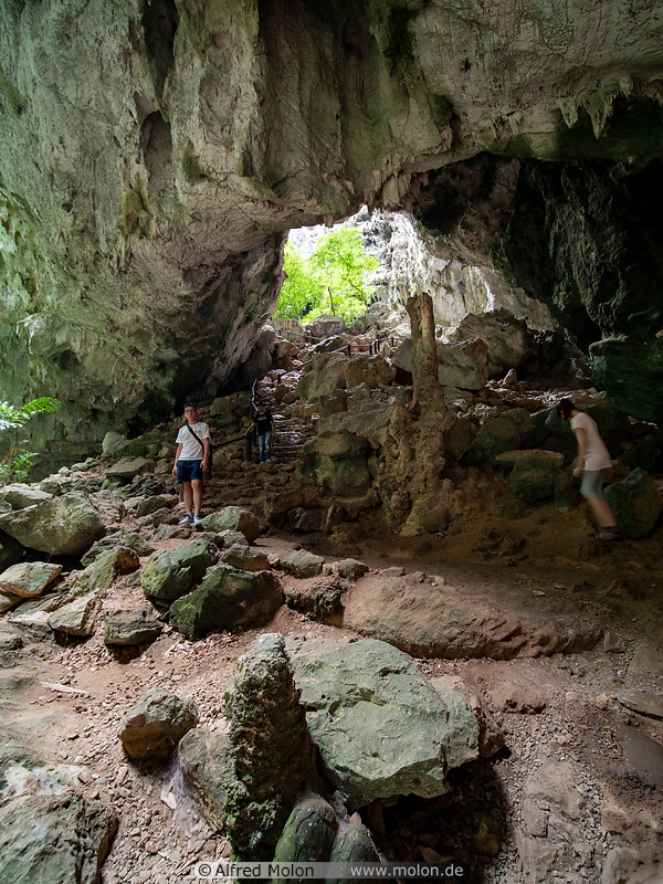 27 Tourists in Phraya Nakhon cave