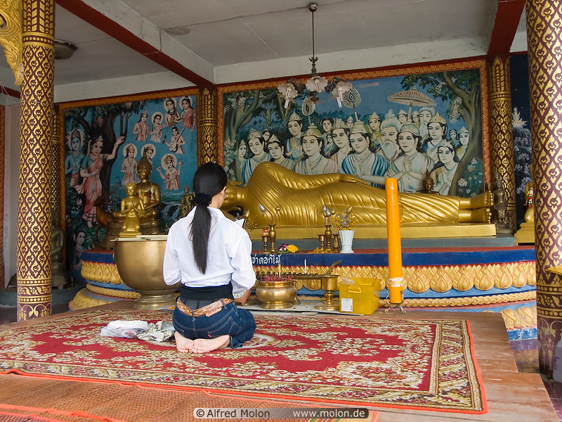 06 Young woman praying in Wat Phra Yai