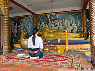 06 Young woman praying in Wat Phra Yai