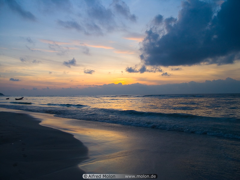 01 Chaweng beach at dawn