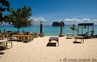02 Resort beach with tables