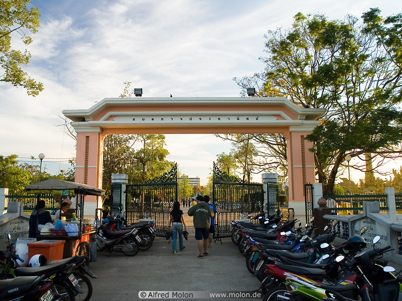 16 Gate to Tung Sri Muang park