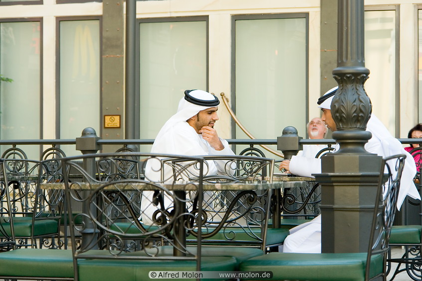 04 Dubai men talking at table