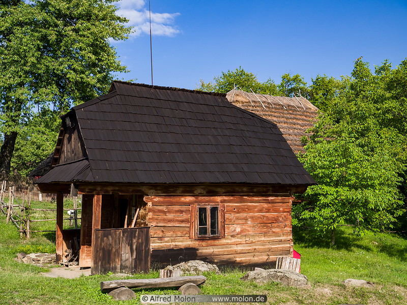 01 Wooden hut