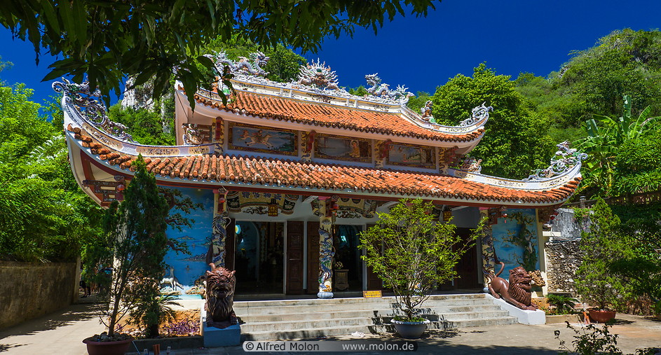 16 Vietnamese temple
