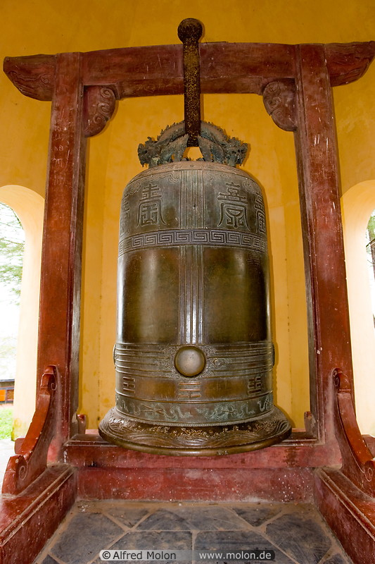 06 Bell in Thien Linh Mu pagoda