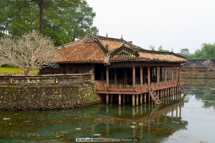 04 Tu Duc tomb - pond and Xung Khiem pavilion