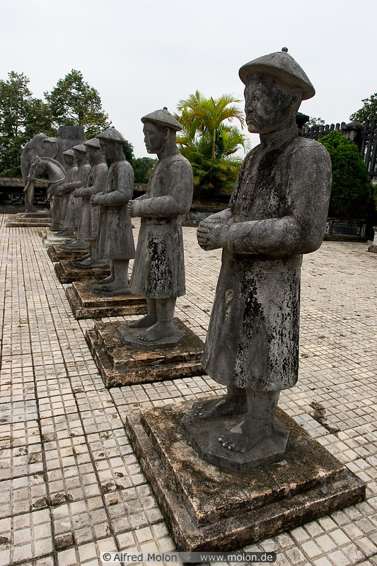08 Khai Dinh tomb - row of statues