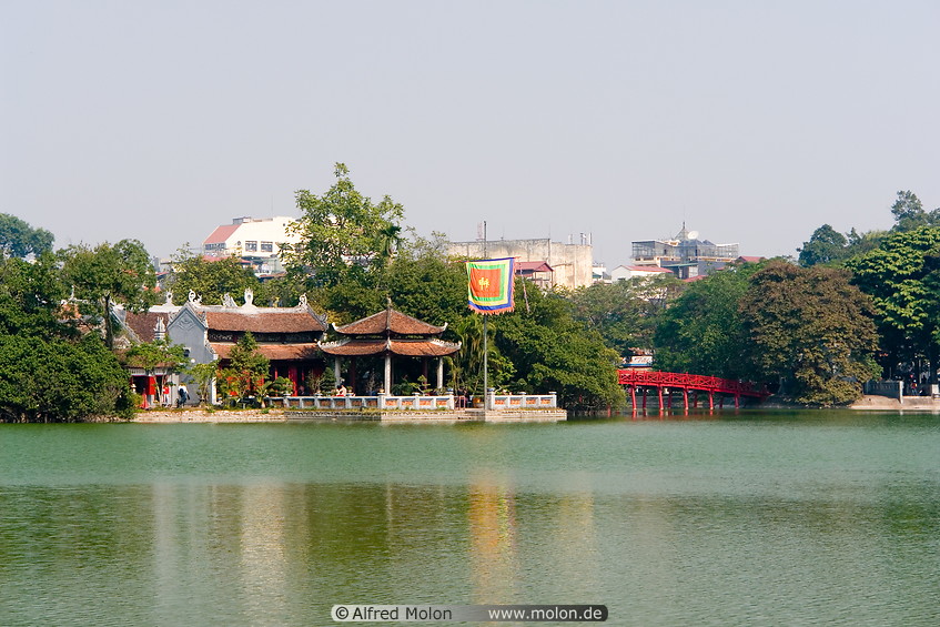 04 Lake and Ngoc Son pagoda