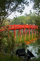 06 Red Huc Sunbeam bridge to Ngoc Son temple