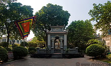 09 Le Thai To monument