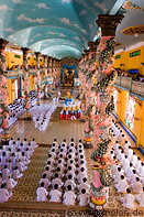 02 Worshippers in Cao Dai Great Temple